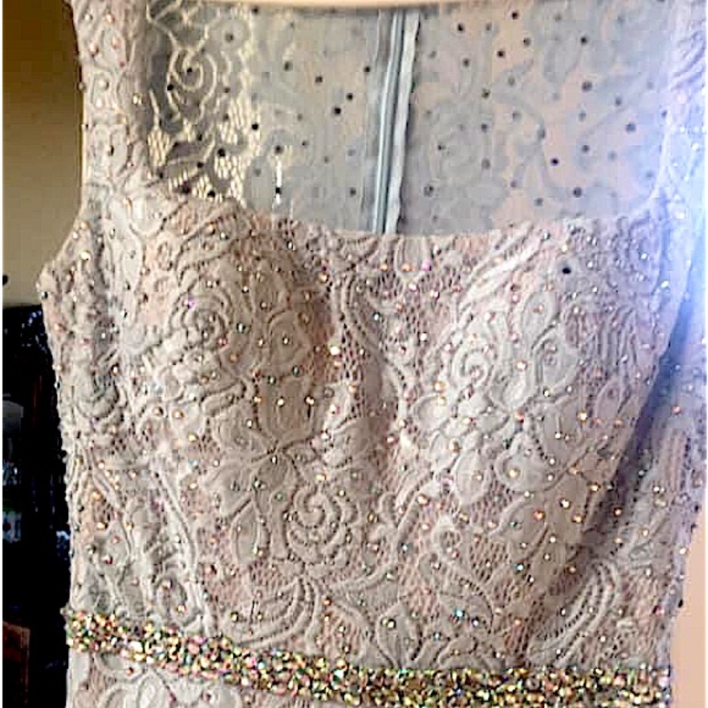 Prom or banquet dress! Size 6 never worn. Non-smoking home.